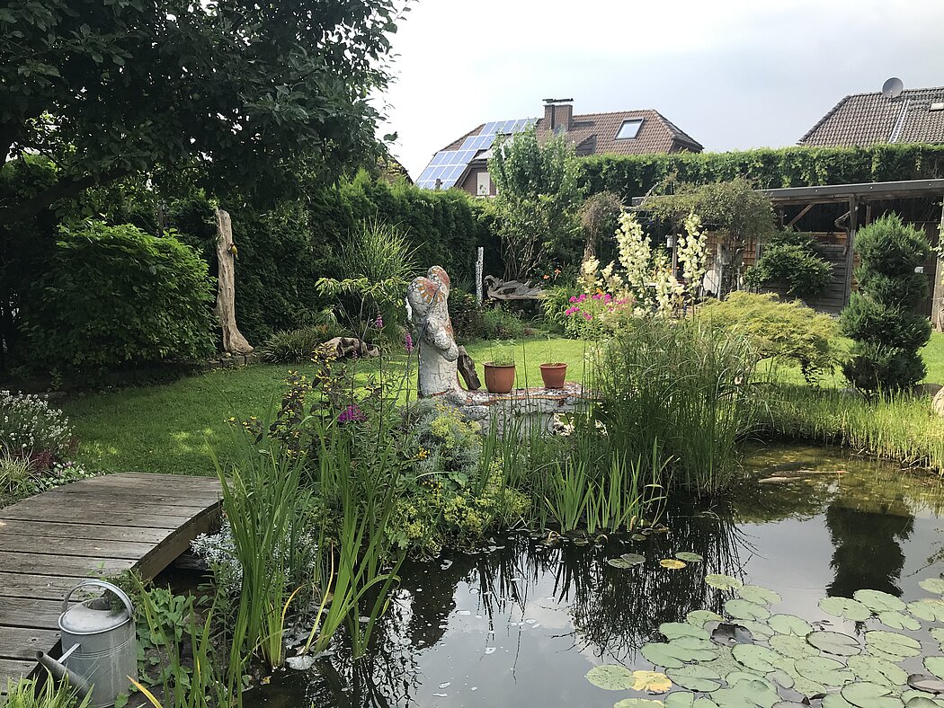 Naturnah angelegter Garten mit Bachlauf und Teich 