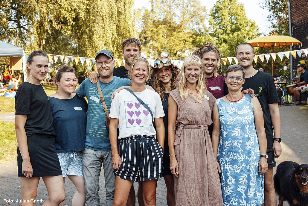 Auf dem Foto sieht man die Gärtner:innen und den Vorstand der Solawi Mülheim.