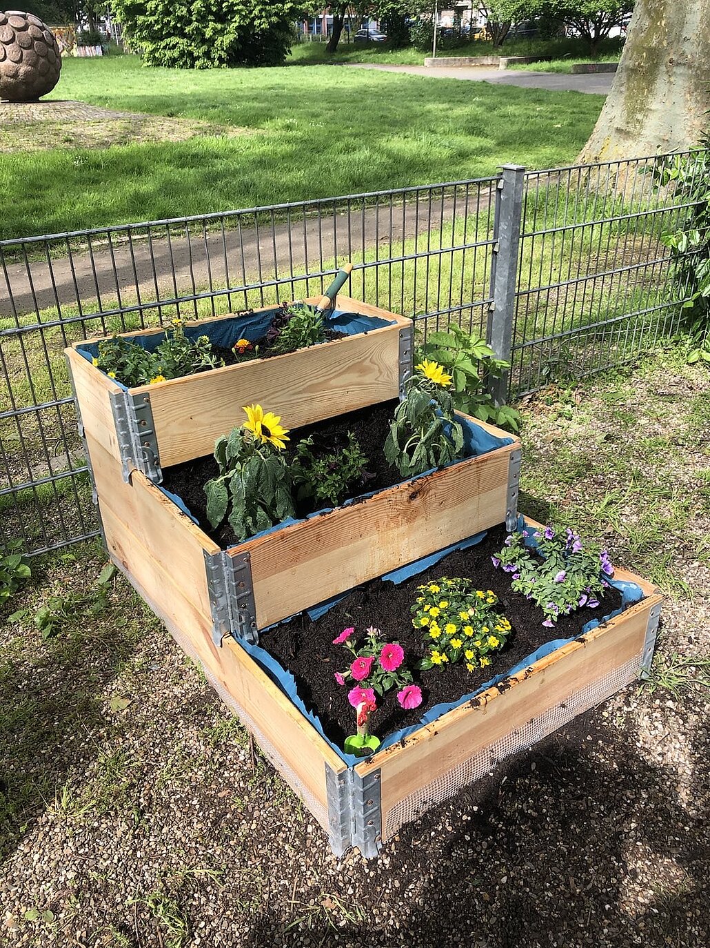GruenesWohnzimmerBluecherpark3_Dortmund_Planerladen Ein mehr-etagiges Hochbeet im Blücherpark