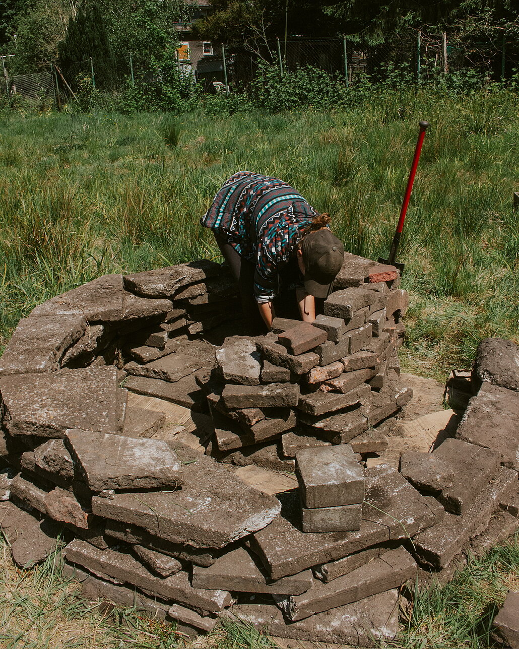 Trockenmauer aus Waschbetonplatten