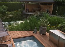 Landleben op de Kuhle, Dorsten, C. Schumann, 2025 Terrasse mit Fußbecken