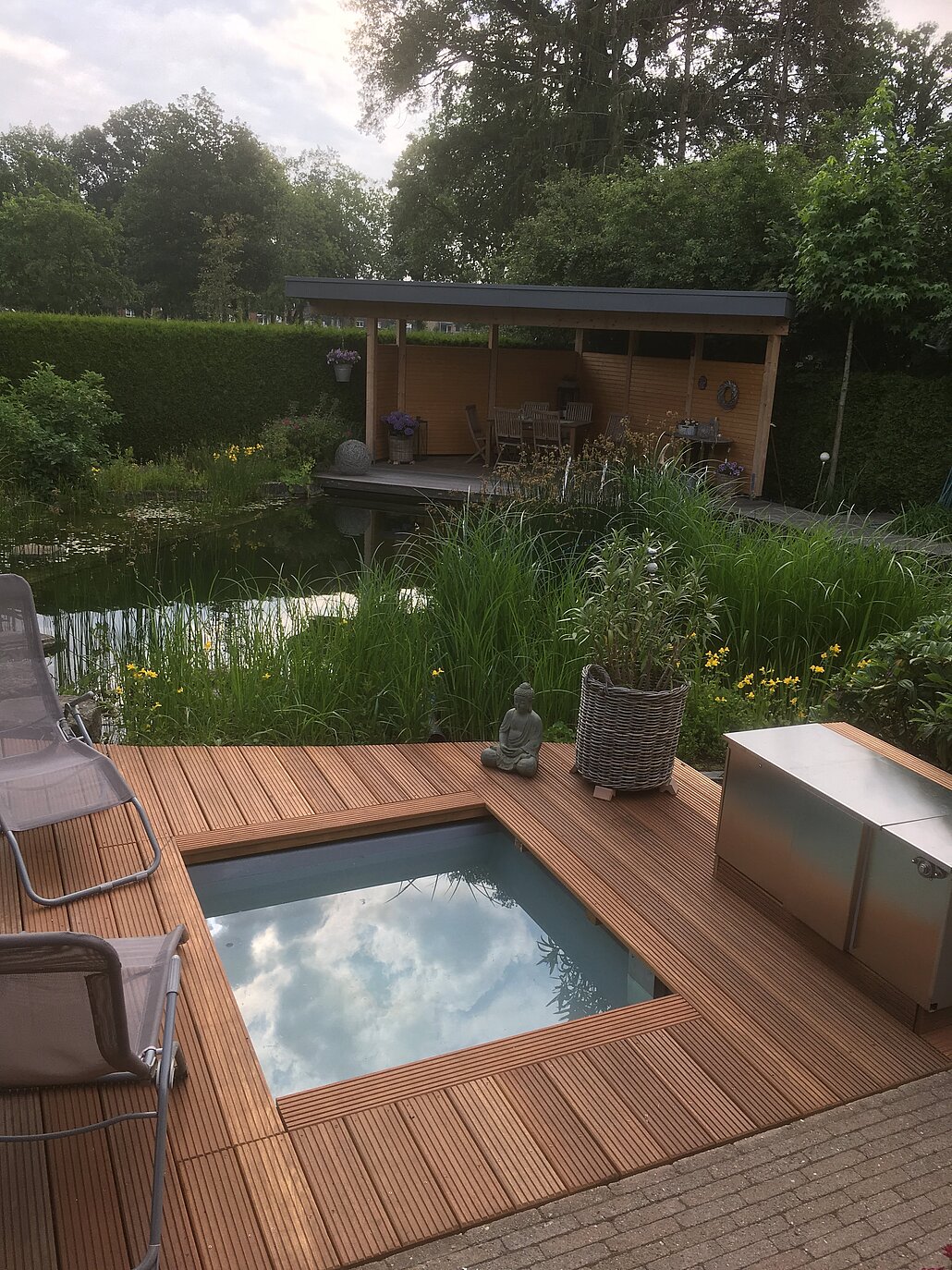 Landleben op de Kuhle, Dorsten, C. Schumann, 2025 Terrasse mit Fußbecken