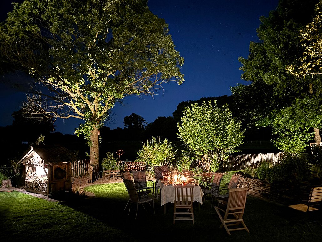 Landleben op de Kuhle, Dorsten, C. Schumann, 2022-2025 Einblicke in den Garten bei Nacht.