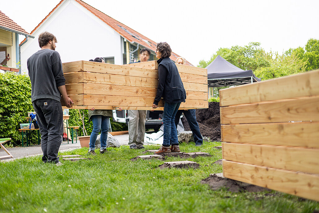 Die Hochbeete werden aufgebaut.