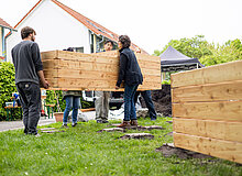 Die Hochbeete werden aufgebaut.
