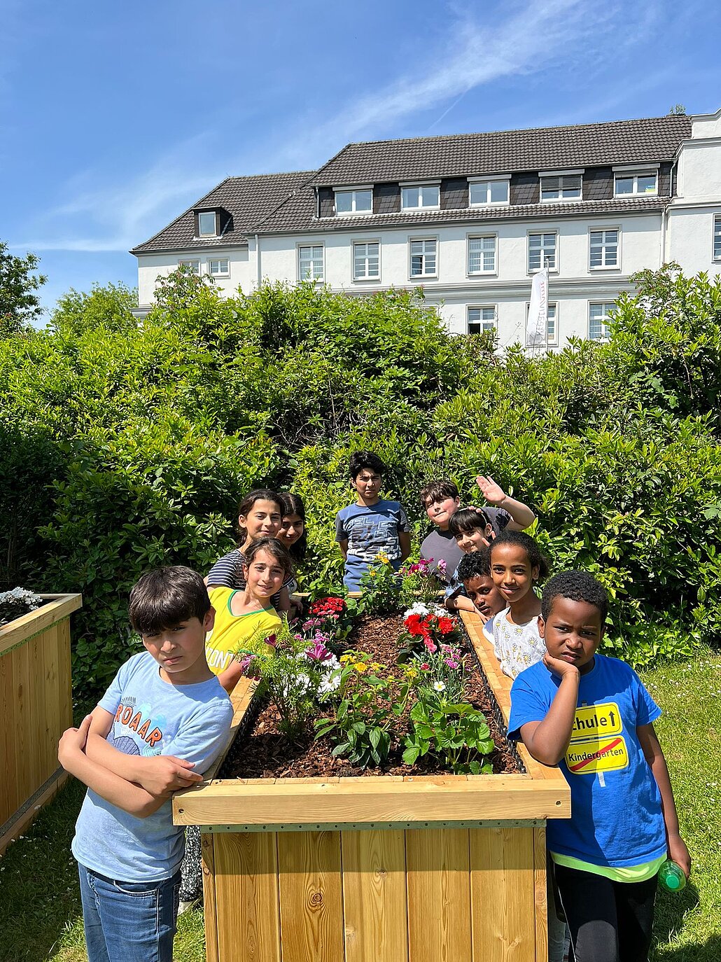 Das Foto zeigt die Kinder der Bildungseinrichtung Primus an ihrem Hochbeet