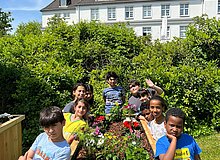 Das Foto zeigt die Kinder der Bildungseinrichtung Primus an ihrem Hochbeet
