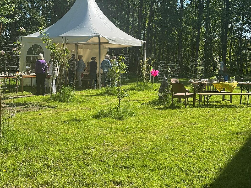 Pavillon mit Obstbäumen