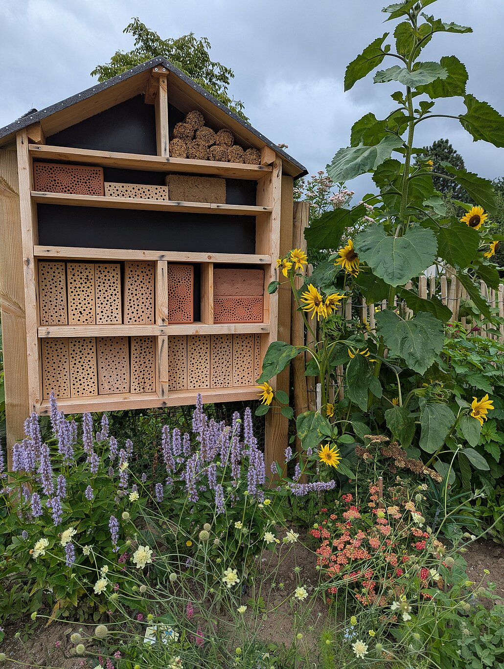 Insektenhotel im Garten von St. Bernardin