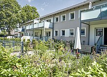 Wohnsiedlung mit Grünanlagen und Bänken