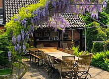 Landleben op de Kuhle, Dorsten, C. Schumann, 2025 Terrasse mit Blauregen