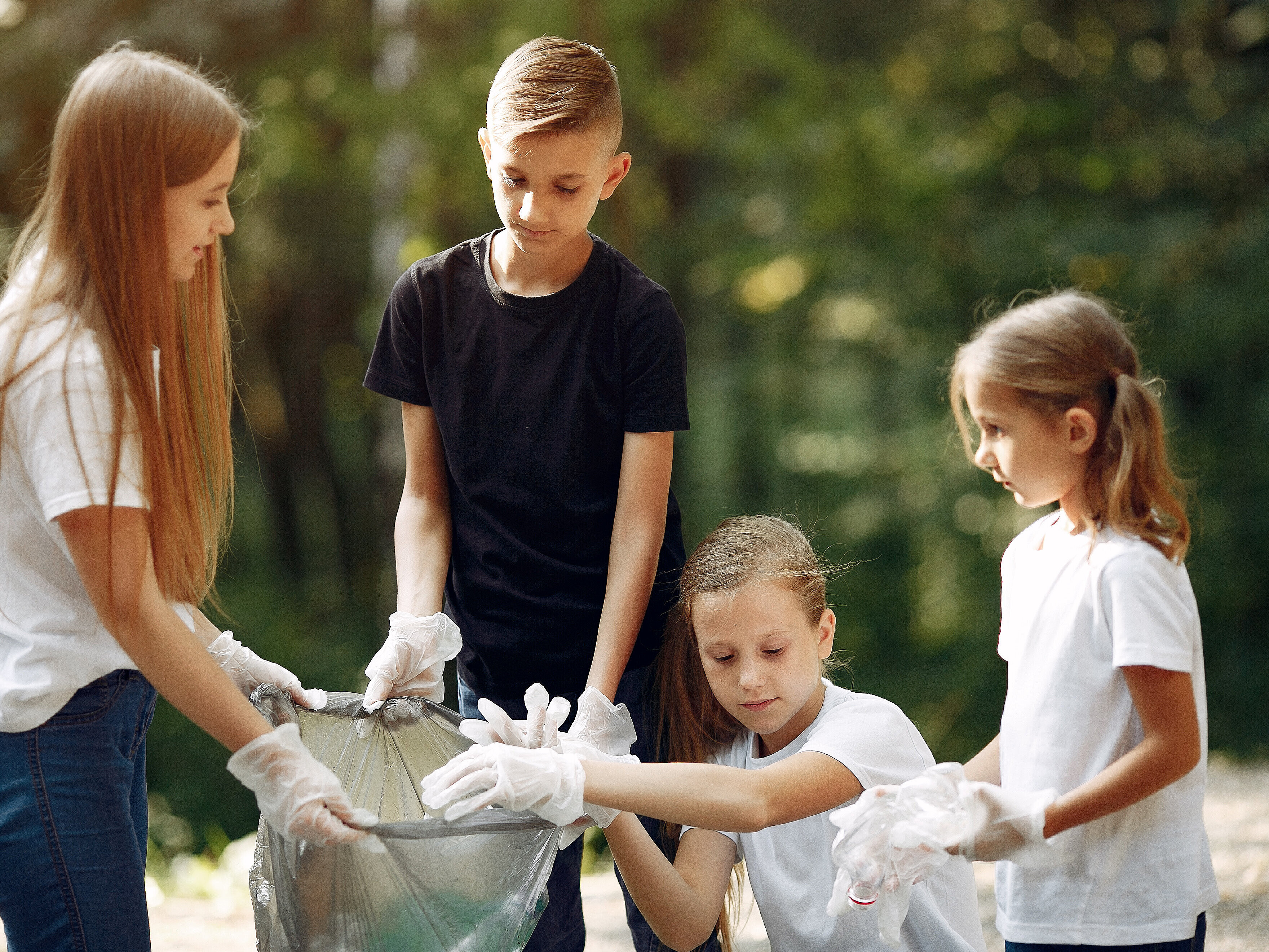 Kinder sammeln gemeinsam Müll im Park