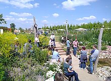 Besucher im Naturschuagrten