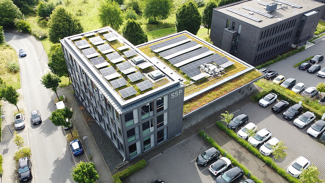 BlueOffice_SSP AG_Luftbild Dachbegrünung mit Photovoltaik als Nachrüstung