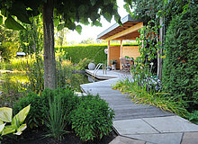 Landleben op de Kuhle, Dorsten, C. Schumann, 2025 Wassergarten Weg zum Schwimmteich und Pavillion