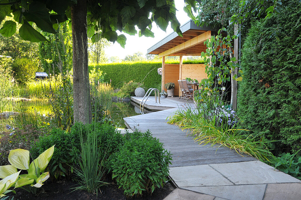 Landleben op de Kuhle, Dorsten, C. Schumann, 2025 Wassergarten Weg zum Schwimmteich und Pavillion
