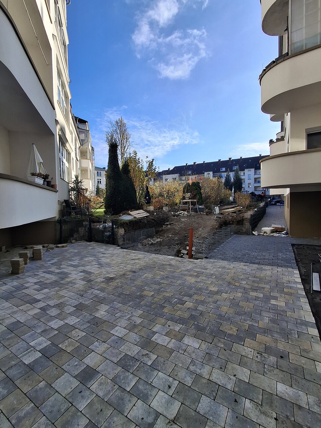 Blick zwischen zwei Häuserblock hindurch in einen im Umbau befindlichen Innenhof