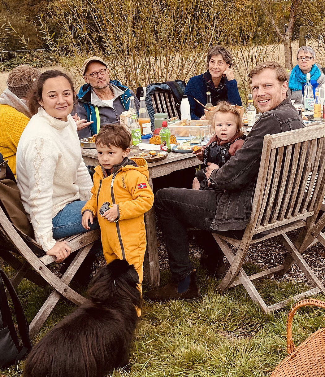Menschen am Gartentisch