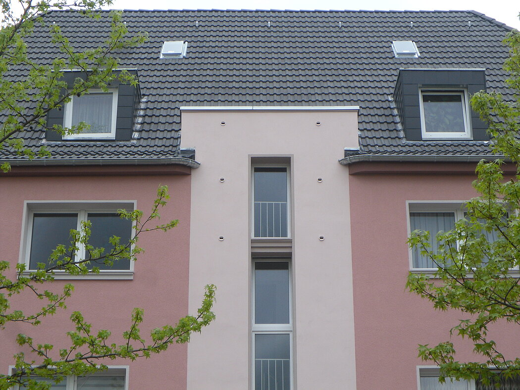 Wohngebäude in Essen nach energetischer Sanierung mit sechs fassadenintegrierten Nisthilfen