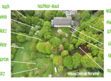Marienhofplan_Hagen_SilkeKrüger_2025 Luftansicht des Geländes des Marienhofs. Weg und Geländebeschreibungen sind in dem Bild eingefügt wie Lagerfeuerstelle, Waldwiese, Garten,...