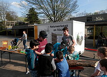 Kinder arbeiten an einem Projekt 