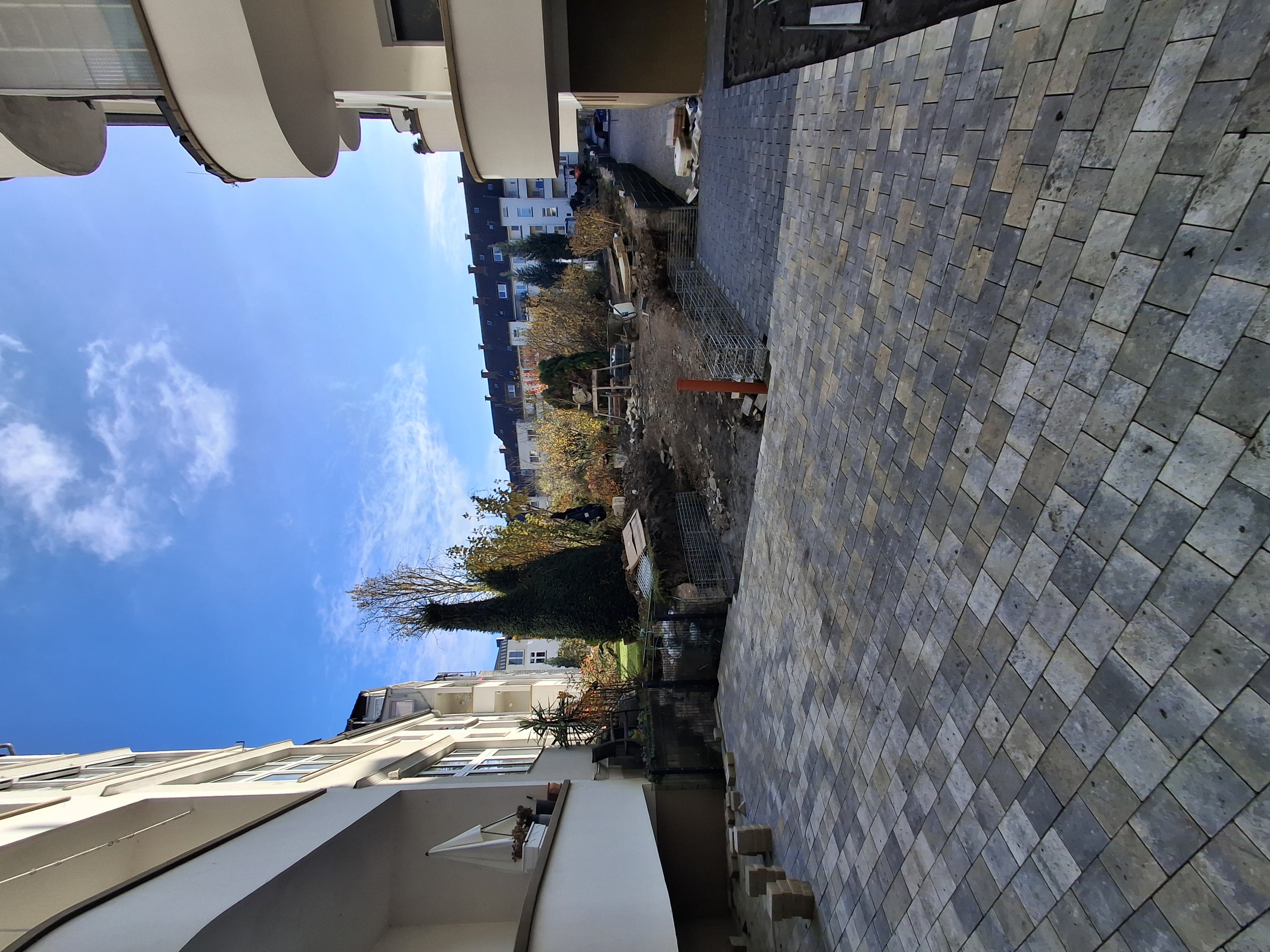 Blick zwischen zwei Häuserblock hindurch in einen im Umbau befindlichen Innenhof