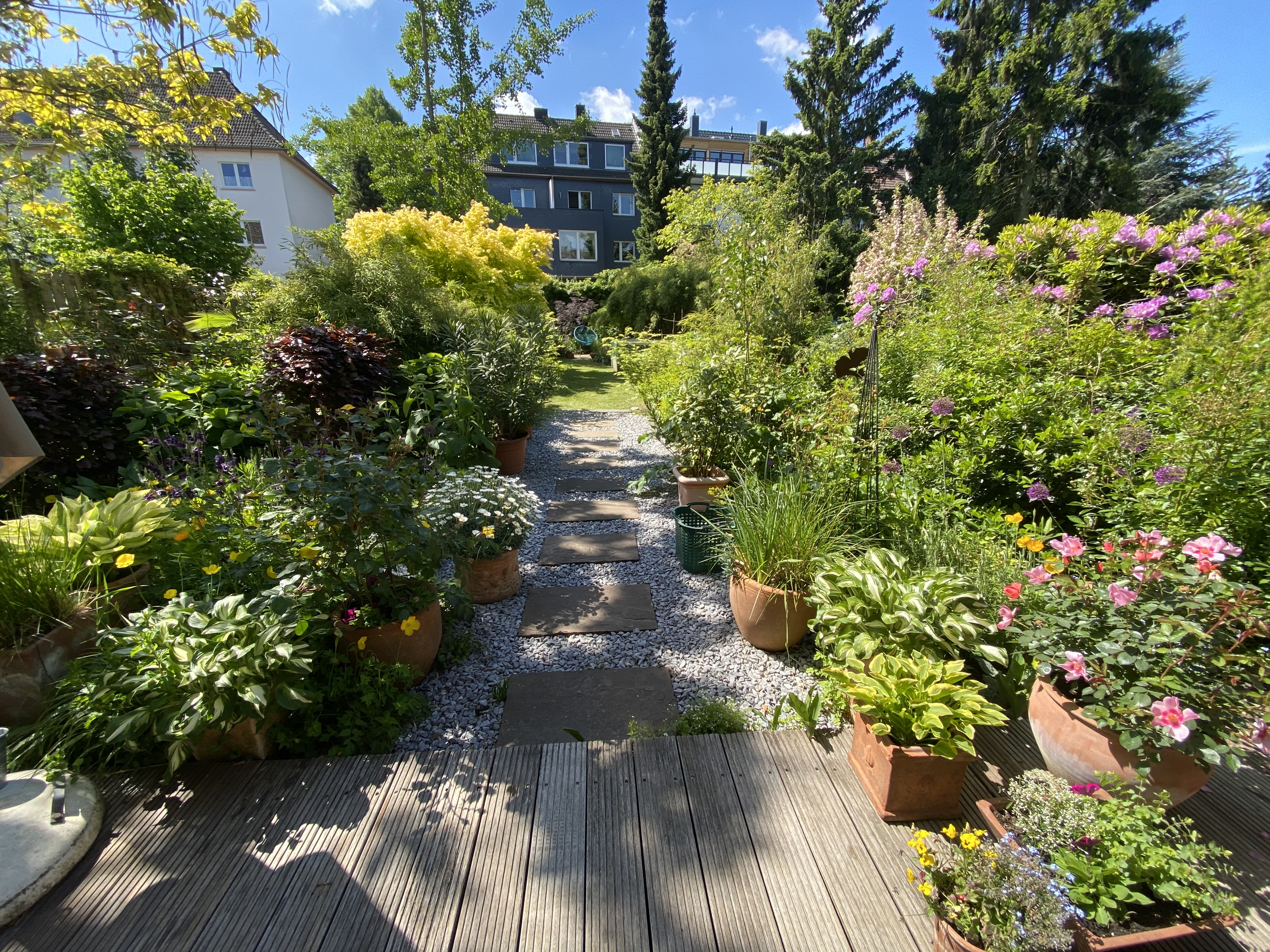 Blick von der Terrasse am Haus in den Garten 