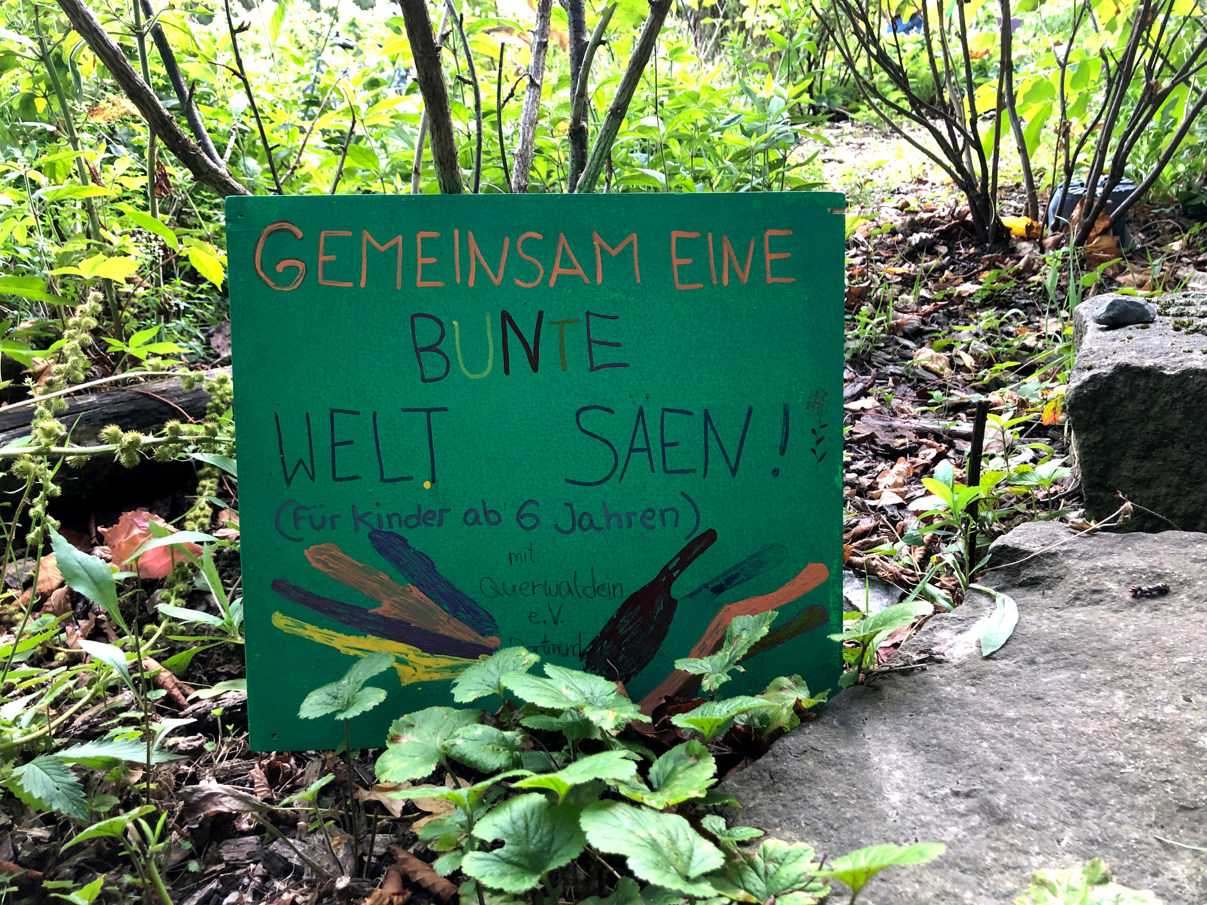 Schild im Gemüsebeet