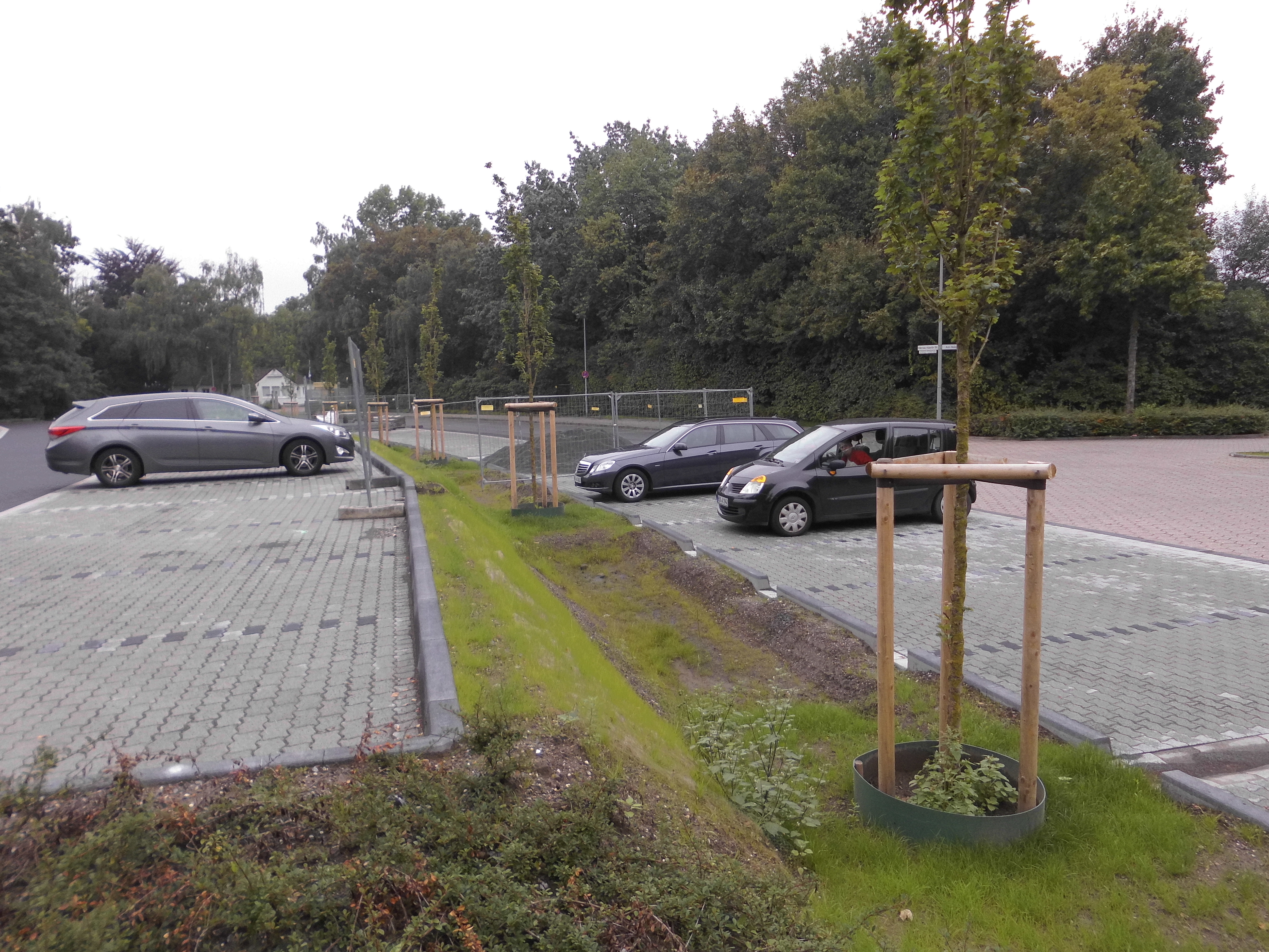 Blick auf einen umgebauten Parkplatz mit versickerungsfähigem Pflastet