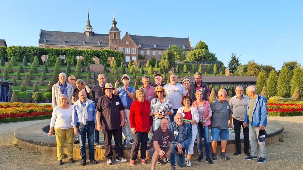 Boulefreunde Kamp im FV LaGa Kamp-Lintfort 2020 e.V. auf einem Gruppenbild vor den Kamp-Lintforter Gartenanlagen